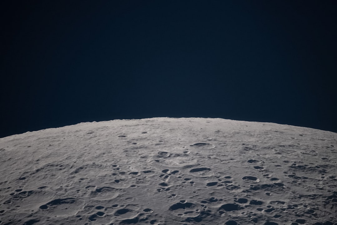 NASA와 IBM의 달 탐사용 AI 모델이 분석하는 달 표면의 크레이터와 지형을 보여주는 이미지