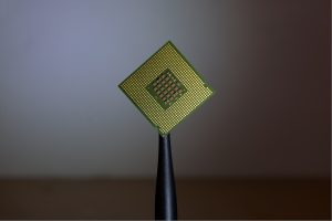 2026년 9월 간첩죄 적용 확대와 반도체 산업기술 보호를 설명하는 컴퓨터 칩 이미지